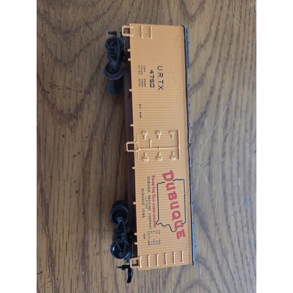 Dubuque Packing Company HO Scale U.R.T.X. Reefer Car 4750 Corrugated sides‎